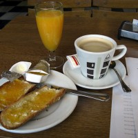 I väntan på notariatet tar jag en spansk frukost på en bar och läser kontraktet från banken.